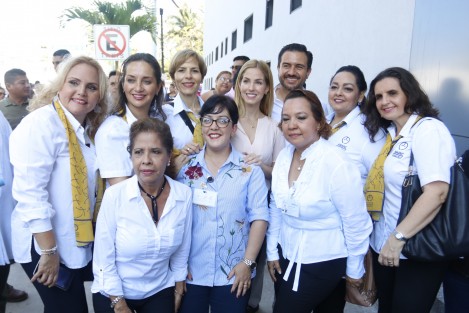 La inauguración del Hospital Infantil sirvió de pasarela a varios aspirantes a cargos de elección popular, algunos funcionarios en activo y otros parientes de funcionarios. 