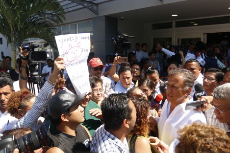 Un grupo de ciudadanos se manifestaron afuera del Hospital del Niño para exigir que aparezcan los gatos capturados la tarde de ayer por autoridades medio ambientales en el Parque Ecológico de Veracruz. 