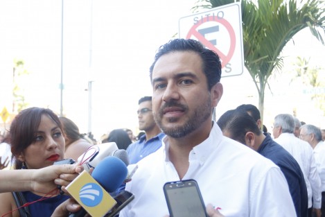Miguel Ángel Yunes Márques, acudió a la inauguración del  Hospital Infantil en Veracruz, en calidad de hijo de su papá. 