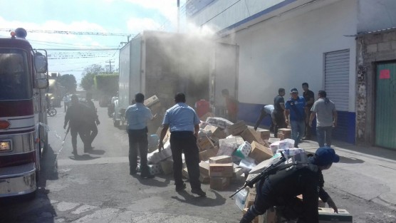 Un camión de caja seca de una distribuidora de abarrotes en Paso del Macho, Ver., se incendió debido a un cortocircuito ocurrido en una lámpara interior de la caja, que alcanzó material de productos desechables. Afortunadamente sólo hubo daños materiales.  