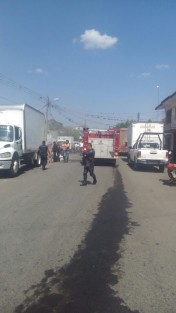 Un camión de caja seca de una distribuidora de abarrotes en Paso del Macho, Ver., se incendió debido a un cortocircuito ocurrido en una lámpara interior de la caja, que alcanzó material de productos desechables. Afortunadamente sólo hubo daños materiales.  