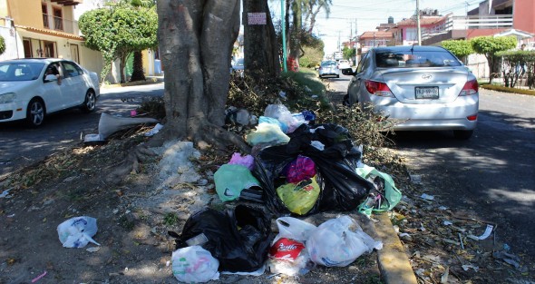 Entre los ciudadanos que sacan la basura a deshoras y los camiones recolectores descompuestos, algunas calles no se libran del mal aspecto.  