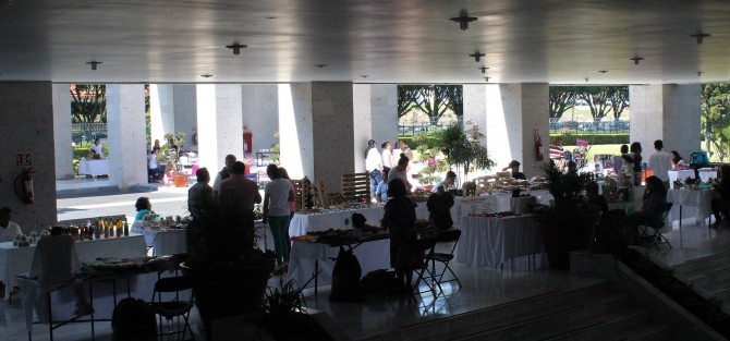 En el Palacio Legislativo se instaló una venta de productores variados y de manualidades. De los lugares habituales donde se realizan este tipo de eventos, sólo en el Palacio de Gobierno ya no lo han permitido. 