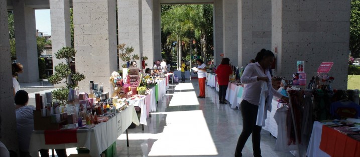 En el Palacio Legislativo se instaló una venta de productores variados y de manualidades. De los lugares habituales donde se realizan este tipo de eventos, sólo en el Palacio de Gobierno ya no lo han permitido. 