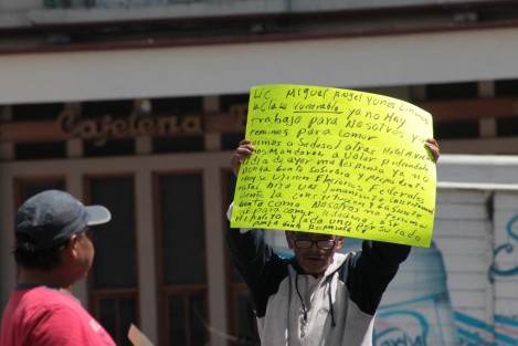 Manifestación de 3 de la 3a. edad, que piden apoyo al gobernador porque no les dan despensas. 