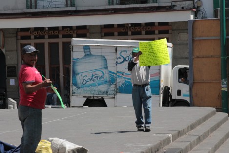 Manifestación de 3 de la 3a. edad, que piden apoyo al gobernador porque no les dan despensas. 