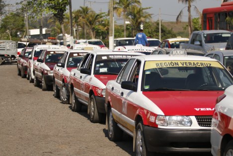 Taxistas se manifestaron en la Fiscalía Regional de Veracruz, luego de que la medianoche del miércoles uno de sus compañeros muriera víctima de una agresión por parte de elementos de Tránsito del Estado, específicamente de Fernando Carrión Cabrera, delegado en Medellín de Bravo.  