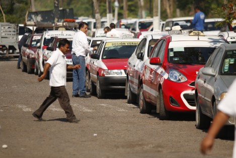 Taxistas se manifestaron en la Fiscalía Regional de Veracruz, luego de que la medianoche del miércoles uno de sus compañeros muriera víctima de una agresión por parte de elementos de Tránsito del Estado, específicamente de Fernando Carrión Cabrera, delegado en Medellín de Bravo.  
