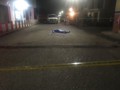 Un taxista falleció en El Tejar, luego de discutir con el delegado de Tránsito de Medellín. Supuestamente el primero agredió al segundo con un cuchillo, después otros elementos al tratar de someterlo habrían provocado que cayera y se desnucara, 

