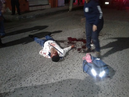 Un taxista falleció en El Tejar, luego de discutir con el delegado de Tránsito de Medellín. Supuestamente el primero agredió al segundo con un cuchillo, después otros elementos al tratar de someterlo habrían provocado que cayera y se desnucara,  