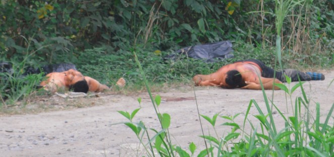  Los cuerpos sin vida de dos ex elementos de la Fuerza Civil, fueron hallados la mañana de este jueves en un camino de terracería de la comunidad Flores Magón, municipio de Tihuatlán.