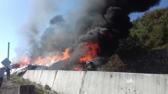 La mañana de este jueves un tráiler que se desplazaba sobre la autopista Puebla-Córdoba, volcó y se incendió, provocando que la vialidad se viera afectada. Se habla de que dos personas se hubieran calcinado. 