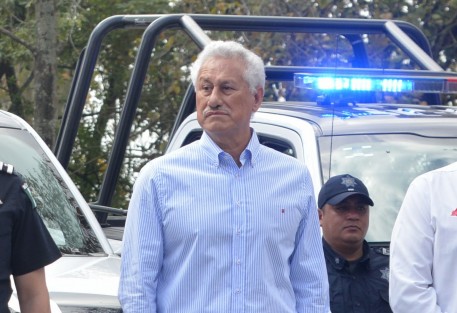 El secretario de Seguridad Pública en el estado, Jaime Téllez Marié, lamentó que las autoridades municipales de Xalapa estén optando por no capacitar a sus policías en la Academia de El Lencero, donde a su decir, cobran 5 mil pesos, y se les descalifique cuando están tramitando la certificación ante CALEA (Commission on Accreditation for Law Enforcement Agencies, Inc.). 