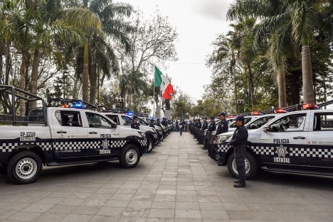 Autoridades estatales recibieron 16 patrullas más que PEMEX, a través de su Programa de Apoyo a la Comunidad y Medio Ambiente (PACMA), entrega al estado de Veracruz, de un total de 150 que se recibirán parat todo el estado. El evento publico se llevó a cabo en el parque Benito Juárez de Xalapa. 