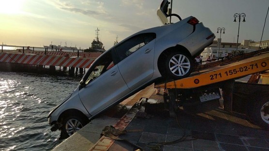 La mañana de este viernes un automóvil tipo Jetta se introdujo a la Macro Plaza de Veracruz y cayó al mar. Sus tripulantes, quienes al parecer se encontraban bajo el efecto del alcohol fueron rescatados y después remitidos ante las autoridades para que respondan por los daños. 