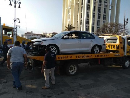 Con una grúa el vehículo fue rescatado del mar. 