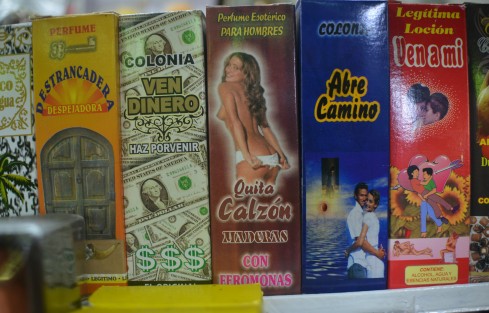 Es una característica de los mercados mexicanos, el contar con al menos un local en el cual se ofertan productos esotéricos que ofrecen remedio para todo.

