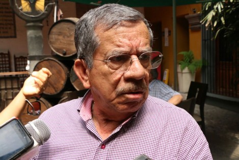 Renato Peniche, representante de los abogados inconformes, dijo que juntarán firmas e inconformidades para enviarlas a la autoridad correspondiente  en Xalapa, para que les den una solución.
