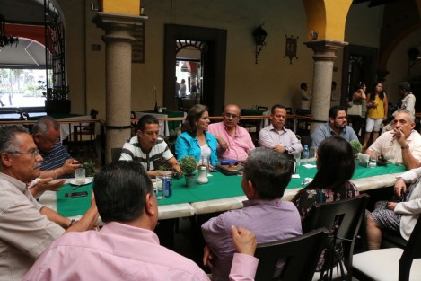 Integrantes del Colegio de Licenciados en Derecho en Córdoba, hicieron pública su queja por la actuación de la encargada del Juzgado Cuarto de lo Familiar, María Concepción Andrade López, quien ha actuado con despotismo y mal proceder, atrasando hasta en dos meses los juicios, en perjuicio de padres y madres, y sobre todo de menores de edad. 
