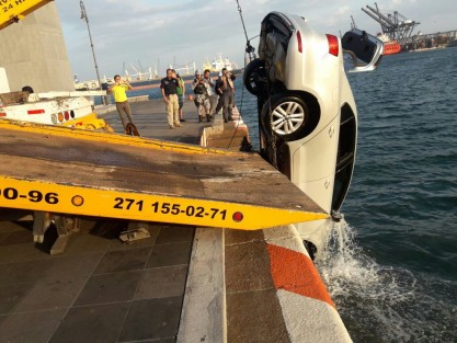 Tres hombres originarios de Tlaxcala y que viajaban en estado de ebriedad cayeron al mar con todo y vehículo, esto frente a la torre de Pemex. 