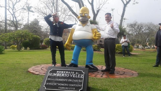 En homenaje a Humberto Vélez, orizabeño quien realizara el doblaje de voz del personaje Homero Simpson, fue develada una estatua en Orizaba, lo cual ha desatado críticas hacia las autoridades municipales. 