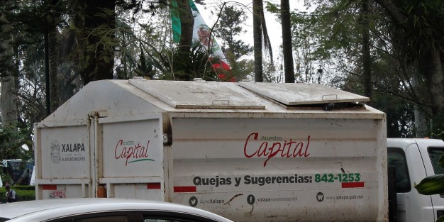 La mayoría de la infraestructura, equipo y mobiliario del Ayuntamiento de Xalapa sigue conservando el logo de la administración pasada, esperemos que también los números telefónicos sigan siendo los mismos, por el bien de los ciudadanos. 
