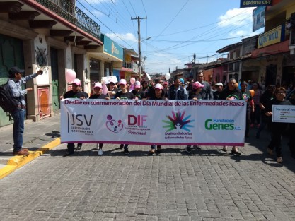 En conmemoración del día internacional de las enfermedades raras, la Jurisdicción Sanitaria V en Coordinación con el DIF MUNICIPAL de Teocelo y la Fundación Genes, realizaron un concurrido desfile por las principales calles de Teocelo, encabezado por el alcalde Mario Chama Díaz, por la presidenta del DIF Municipal Mara Chama Villa, por el subjefe de la jurisdicción sanitaria V, Dr. Alfredo Poblete Velázquez, así como por la Fundación Genes.  