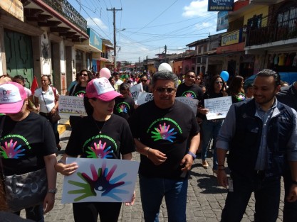 En conmemoración del día internacional de las enfermedades raras, la Jurisdicción Sanitaria V en Coordinación con el DIF MUNICIPAL de Teocelo y la Fundación Genes, realizaron un concurrido desfile por las principales calles de Teocelo, encabezado por el alcalde Mario Chama Díaz, por la presidenta del DIF Municipal Mara Chama Villa, por el subjefe de la jurisdicción sanitaria V, Dr. Alfredo Poblete Velázquez, así como por la Fundación Genes.