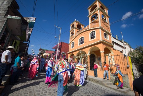 Hoy iniciaron los festejos en honor a San José en el municipio de Xico, Veracruz. La danza de los Tocotines y Payasos bailaron para festejar la llegada de la flor de cucharilla con la que será elaborado el arco floral.  