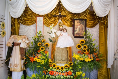 Hoy iniciaron los festejos en honor a San José en el municipio de Xico, Veracruz. La danza de los Tocotines y Payasos bailaron para festejar la llegada de la flor de cucharilla con la que será elaborado el arco floral.  