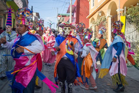 Hoy iniciaron los festejos en honor a San José en el municipio de Xico, Veracruz. La danza de los Tocotines y Payasos bailaron para festejar la llegada de la flor de cucharilla con la que será elaborado el arco floral.  