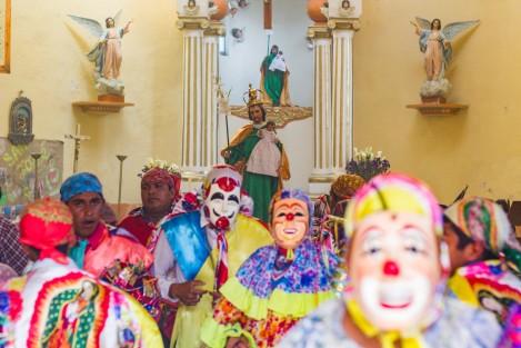 Hoy iniciaron los festejos en honor a San José en el municipio de Xico, Veracruz. La danza de los Tocotines y Payasos bailaron para festejar la llegada de la flor de cucharilla con la que será elaborado el arco floral.