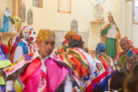Hoy iniciaron los festejos en honor a San José en el municipio de Xico, Veracruz. La danza de los Tocotines y Payasos bailaron para festejar la llegada de la flor de cucharilla con la que será elaborado el arco floral.