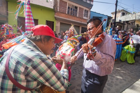 Hoy iniciaron los festejos en honor a San José en el municipio de Xico, Veracruz. La danza de los Tocotines y Payasos bailaron para festejar la llegada de la flor de cucharilla con la que será elaborado el arco floral.