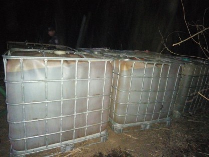 Llenos al 90% se encontaban los bidones con combustible que fueron localizados la noche del sábado abandonados en un camino de terracería que conduce de la comunidad La  Palma a la comunidad La Laja, municipio de Cuichapa, Ver..   