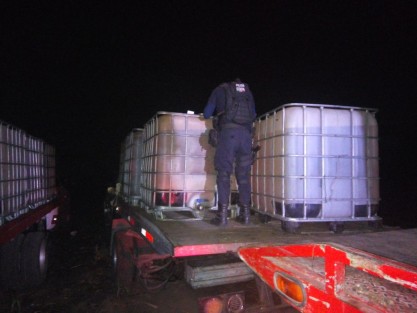Llenos al 90% se encontaban los bidones con combustible que fueron localizados la noche del sábado abandonados en un camino de terracería que conduce de la comunidad La  Palma a la comunidad La Laja, municipio de Cuichapa, Ver..  