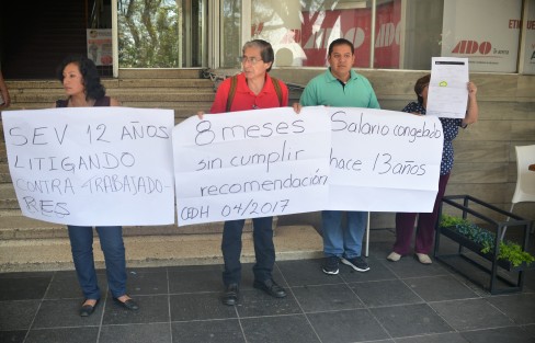 Empleados de la UPV se manifestaron a un costado de conocido café del centro de Xalapa,  piden que la SEV acate una resolución de de la CEDH. 