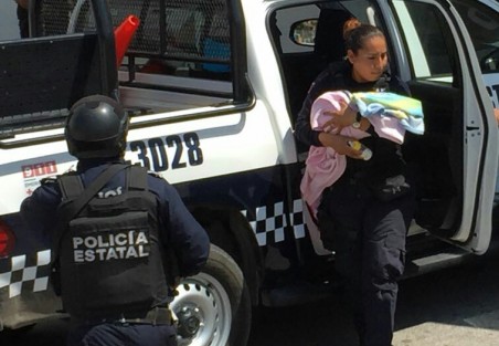 Una intensa movilización policíaca se registró en el Hospital Regional de Veracruz, luego de que una bebé fuera sustraída del área de cuneros. La policía logró atrapar a la responsable y recuperó a la bebé. 