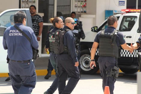 Una intensa movilización policíaca se registró en el Hospital Regional de Veracruz, luego de que una bebé fuera sustraída del área de cuneros. La policía logró atrapar a la responsable y recuperó a la bebé. 