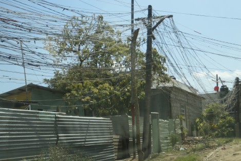 Colonias de la periferia de la ciudad de Veracruz, algunas regulares y otras irregulares, como Ana Carreto, Antorchistas, Del Ángel y Santa Teresa, siguen padeciendo la falta de servicios básicos como agua potable, drenaje, servicio de energía eléctrica, recolección de basura y espacios dignos. Sus habitantes llevan ya mucho tiempo viviendo en condiciones de precariedad. 
