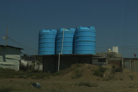 Colonias de la periferia de la ciudad de Veracruz, algunas regulares y otras irregulares, como Ana Carreto, Antorchistas, Del Ángel y Santa Teresa, siguen padeciendo la falta de servicios básicos como agua potable, drenaje, servicio de energía eléctrica, recolección de basura y espacios dignos. Sus habitantes llevan ya mucho tiempo viviendo en condiciones de precariedad. 
