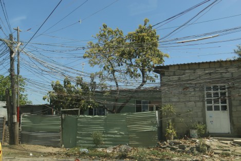 Colonias de la periferia de la ciudad de Veracruz, algunas regulares y otras irregulares, como Ana Carreto, Antorchistas, Del Ángel y Santa Teresa, siguen padeciendo la falta de servicios básicos como agua potable, drenaje, servicio de energía eléctrica, recolección de basura y espacios dignos. Sus habitantes llevan ya mucho tiempo viviendo en condiciones de precariedad. 