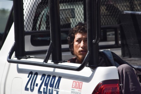 Un indigente fue detenido en el centro de la ciudad de Xalapa por haber golpeado a dos personas y amenazar a algunos reporteros. 
