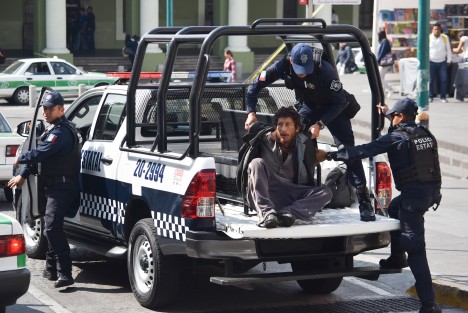 Un indigente fue detenido en el centro de la ciudad de Xalapa por haber golpeado a dos personas y amenazar a algunos reporteros. 