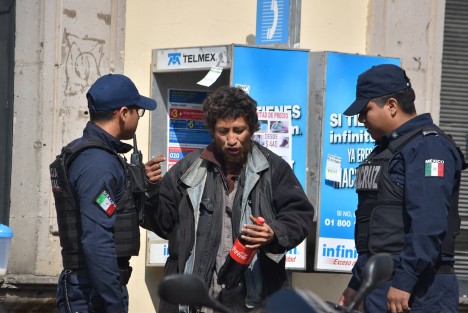 Un indigente fue detenido en el centro de la ciudad de Xalapa por haber golpeado a dos personas y amenazar a algunos reporteros. 