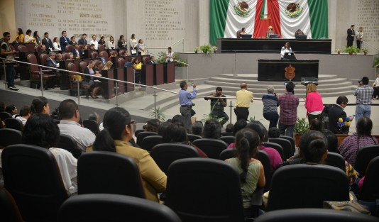 En Sesión Solemne, María López de la Rica, recibió el Premio Estatal a la Mujer Veracruzana 2018, en reconocimiento a su activismo orientado a la erradicación de la violencia de género desde una perspectiva jurídica social y a su promoción del ejercicio real de los derechos humanos de las mujeres. 
