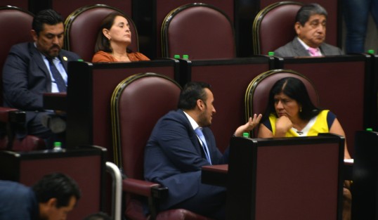 Esto, más el jugoso sueldo, pues todos quieren ser diputado. 