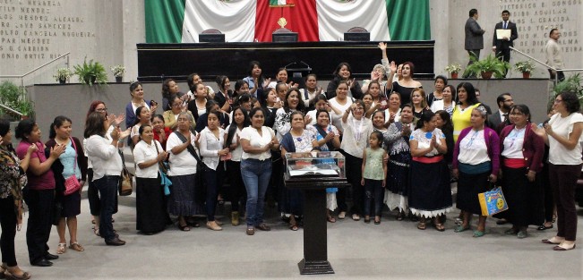 En Sesión Solemne, María López de la Rica, recibió el Premio Estatal a la Mujer Veracruzana 2018, en reconocimiento a su activismo orientado a la erradicación de la violencia de género desde una perspectiva jurídica social y a su promoción del ejercicio real de los derechos humanos de las mujeres. 