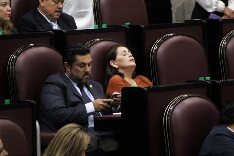 La candidata a gobernadora por el Partido Nueva Alianza, velará por las mujeres veracruzanas, de ganar en las elecciones; mientras, no hace daño un coyotito durante la Sesión de entrega del Premio Estatal de la Mujer. 