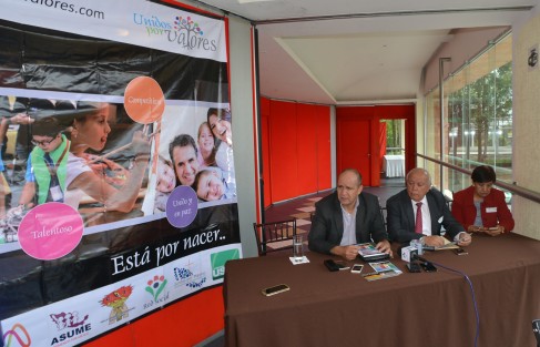 Integrantes del Frente Nacional por la Familia citaron a una rueda de prensa par dar a conocer el programa  <em>Unidos por Valores</em>  el cual se habrá de implementar en 100 escuelas del estado, y tiene como objetivo fomentar valores en profesores y alumnos.  